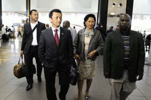 Marc Ravalomanana et sa femme à leur arrivée à l’aéroport de Johannesburg, le 19 février. © AFP