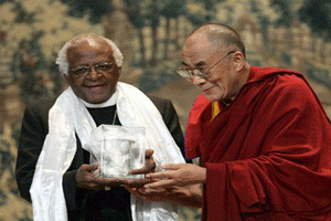 Le Dalai Lama invité au 80e anniversaire de Desmond Tutu. © AFP