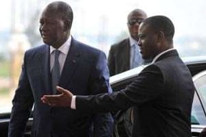 Le président Alassane Ouattara est accueilli par le Premier ministre Guillaume Soro. © AFP