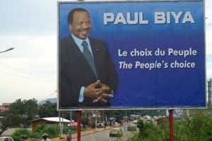 Une affiche appelant à voter pour le président sortant Paul Biya, le 24 septembre 2011 à Yaoundé © AFP