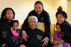 Nelson Mandela entouré par sa famille, à la veille de son 93e anniversaire. © AFP
