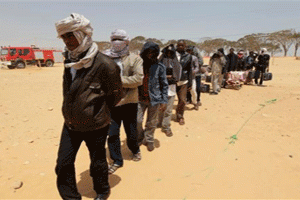 Des réfugiés arrivés de Libye à l’entrée du camp de Choucha en Tunisie. © AFP