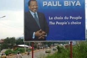 Affiche appelant à voter pour Paul Biya, le 24 septembre 2011 à Yaoundé. © AFP