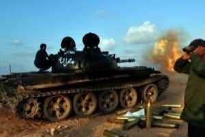 Combattants du CNT bombardant des positions pro-Kaddafi à l’ouest de Syrte, le 29 septembre 2011. © AFP