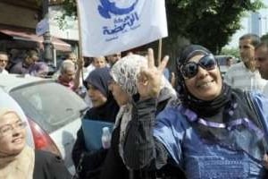 Des partisans du mouvement islamiste Ennahda en campagne à Tunis le 1er octobre 2011. © AFP