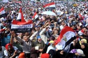 Des Egyptiens manifestent contre l’armée au Caire, le 30 septembre 2011. © AFP