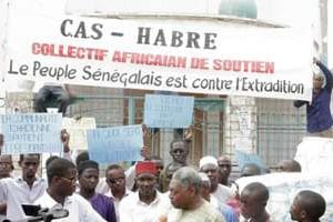 Des supporters de Hissène Habré manifestent à Dakar, le 10 juillet 2011. © AFP/Archives, Moussa Sow