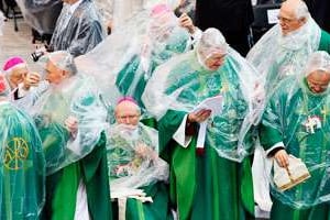 Cardinaux et évêques attendent l’arrivée de Benoît XVI, le 22 septembre à Berlin. © Max Rossi/Reuters