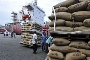 Hommes chargeant un bateau de sa cargaison de sacs de cacao le 10 mai 2011 dans le port d’Abidjan. © AFP