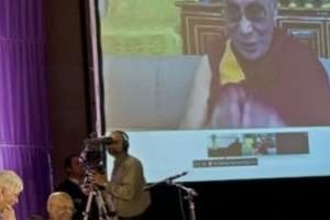 Le prix Nobel sud-africain Desmond Tutu (C) écoute le dalaï lama, lors d’une vidéo conférence. © AFP
