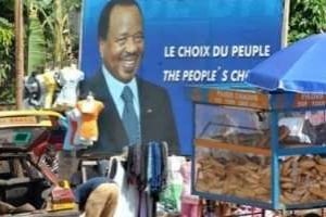 Affiche électorale du président Paul Biya, le 5 octobre 2011 dans une rue de Yaoundé, au Cameroun © AFP