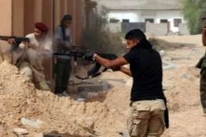 Des combattants du CNT libyens tirent sur les positions des pro-Kadhafi, le 8 octobre 2011 à Syrte. © AFP