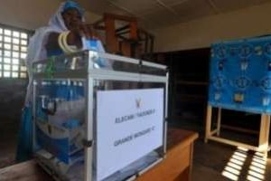 Le 9 octobre, les Camerounais ne se bousculaient pas dans les bureaux de vote. © Seyllou Diallo/AFP