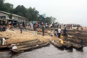 Les gens venant se soigner le long du fleuve ont favorisé la propagation de l’épidémie. © AFP