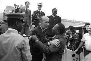 Les deux chefs d’État à l’aéroport de Bangui, le 5 mars 1975. © AFP