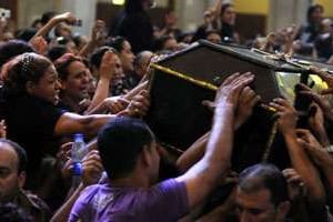 Funérailles le 10 octobre 2011 dans la cathédrale copte du Caire des manifestants tués la veille. © Mohammed Hossam/AFP