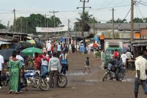 La plus grande ville camerounaise est en pleine déprime. © AFP