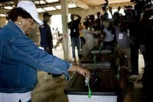 Vote de la présidente sortante Ellen Johnson Sirleaf, le 11 octobre 2011 à Morovia. © AFP