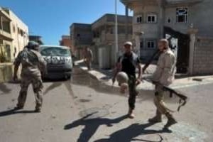 Combattants du CNT libyen jouent au foot dans une rue de Syrte, le 12 octobre 2011. © AFP