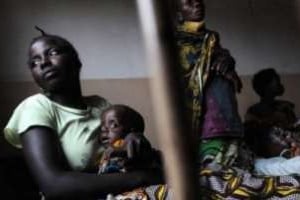 Une femme attend avec son enfant à l’hôpital de Dongo (RDC), le 20 fevier 2009. © AFP