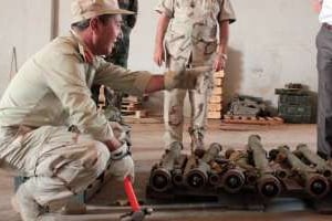 Des militaires libyens neutralisent des missiles à Benghazi, le 1 octobre 2011. © AFP