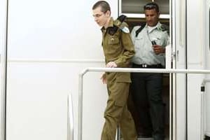 Gilad Shalit, après sa libération, à Kerem Shalom le 18 octobre. © Reuters