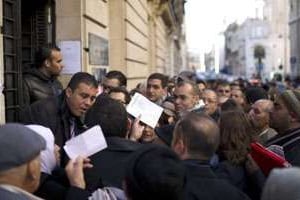 Des Tunisiens devant le consulat le 20 octobre 2011 à Paris. © AFP