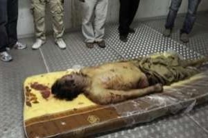 Le cadavre du leader libyen déchu Mouammar Kadhafi, le 21 octobre 2011 à Misrata. © AFP