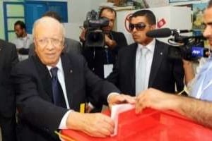 Le Premier ministre Beji Caïd Essebsi vote, le 23 octobre 2011 à Tunis. © AFP