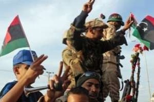 Des combattants du CNT libyens sont accueillis en héros, le 22 octobre 2011 à Benghazi. © AFP