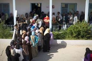 Des Tunisiens font la queue pour aller voter le 23 octobre à Tunis. © AFP/Lionel Bonaventure