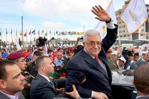 Mahmoud Abbas saluant la foule, le 8 octobre, à Ramallah. © SIPA PRESSE