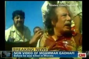 Capture d’écran d’une vidéo YouTube diffusée sur CNN montrant Kadhafi peu de temps avant sa mort. © AFP