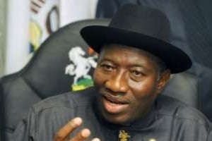 Le président nigerian Goodluck Jonathan, arbitre du match Bénin-Burkina à la Cedeao. © AFP/PIUS UTOMI EKPEI