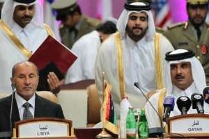 Le président du CNT et le prince qatari, le 26 octobre 2011 à Doha. © Karim Shahib/AFP