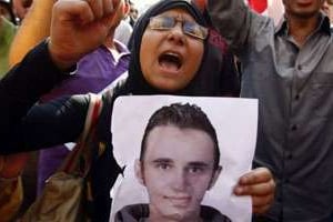 Une femme proteste après la mort du jeune Khaled Saïd le 13 juin 2010 au Caire. © AFP