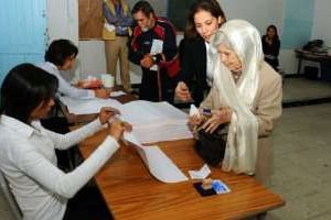 Des Tunisiens vote le 23 octobre à Tunis. © Féthi Belaid/AFP