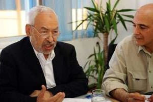 Rached Ghannouchi (à gauche), cofondateur du parti Ennahda, au cours d’une réunion, le 27 octobre. © AFP