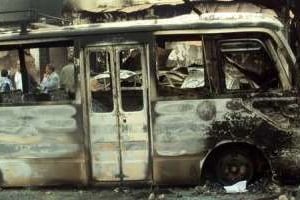 Un bus incendié à Sidi Bouzid, le 29 octobre 2011, en Tunisie. © AFP