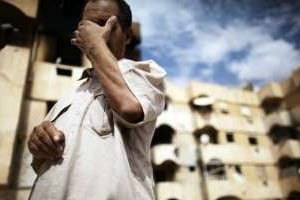 Le désespoir d’un habitant de Bani Walid devant des immeubles endommagés le 30 octobre 2011 à Ban © Marco Longari/AFP