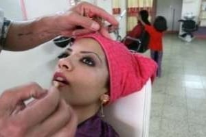 Séance de maquillage dans un salon à Bagdad. © AFP