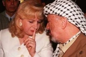 Souha et Yasser Arafat le 3 septembre 1996 à Gaza. © AFP