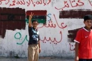 Des enfants dans les rues de Tripoli, après la prise de la capitale libyenne par les pro-CNT. © AFP