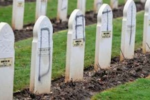 Tombes musulmanes profannées dans un cimetière en France, à Ablain-Saint-Nazaire, en 2008. © AFP