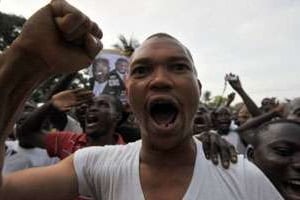 Des partisans de l’opposant Winston Tubman hurlent des slogans lors d’un meeting le 5 novembre 2011. © AFP