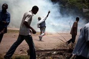 Des partisans de l’UDPS lors de heurts avec la police. © AFP