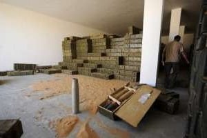 Des caisses d’armes dans un bunker abandonné en Libye, près de Syrte, le 26 octobre 2011. © AFP/Philippe Desmazes