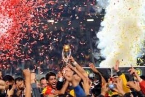 Les joueurs de l’Espérance Tunis soulèvent le trophée de la Ligue des champions d’Afrique. © AFP