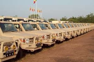 Une partie des quelques 40 pick-up livrés par les États-Unis au Mali. © Baba Ahmed, pour jeuneafrique.com