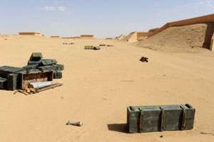 Des caisses de munitions à l’abandon dans le désert en Libye, le 26 octobre 2011. © AFP
